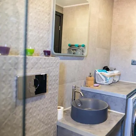 Front 2-3-4 Apartment *