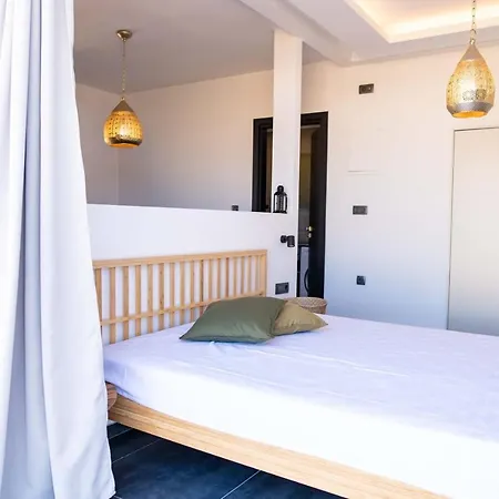 Apartment Front 2-3-4 *